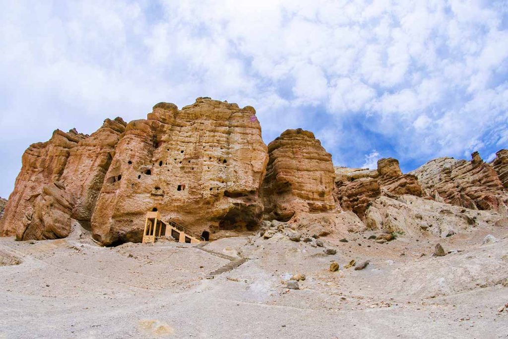 sky-caves-at-chosser-lo-manthang-upper-mustang